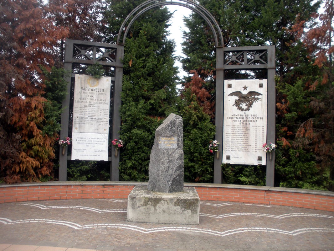 Monumento ai caduti di Barbianello, commemorazione dei soldati. Struttura con statue e targhe in memoria.