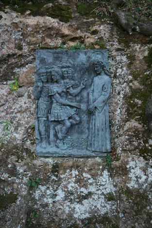 Scultura in bronzo della Via Crucis a Sant'Anna di Stazzema, raffigurante un momento del cammino verso la crocifissione.