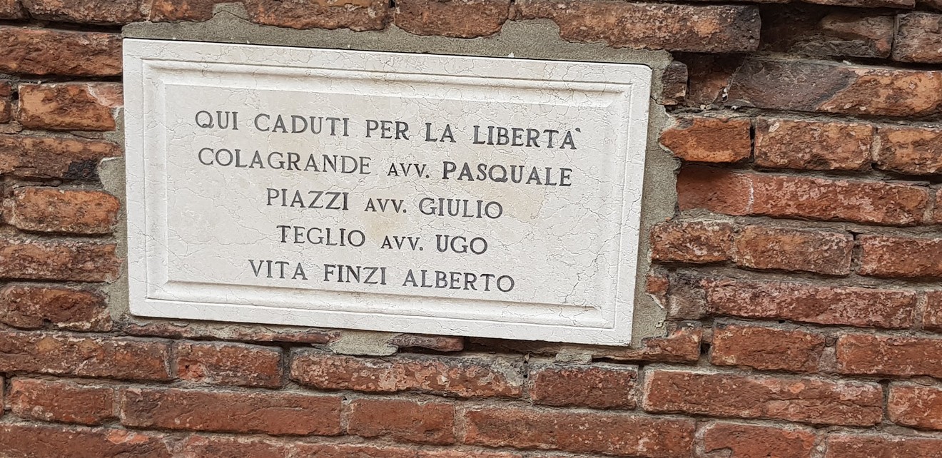 Lapide commemorativa dedicata ai caduti per la libertà: Colagrande, Piazzi, Teglio e Vita Finzi.