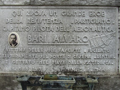 Sepolcro di Bari, monumento commemorativo dedicato a un eroe dell'aeronautica, con incisa la sua storia.