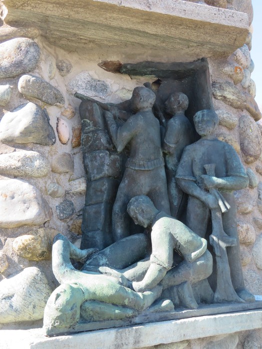 Monumento commemorativo alle brigate partigiane, simbolo di resistenza e lotta per la libertà.