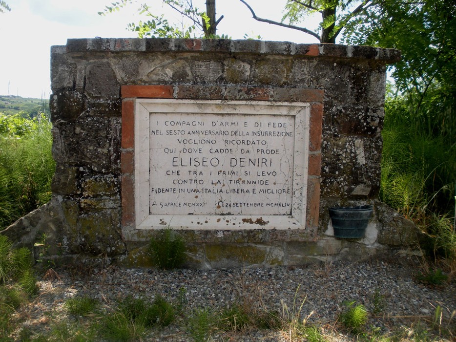 Monumento dedicato a Eliseo Deniri, in memoria dei caduti, situato in un'area verde e tranquilla.