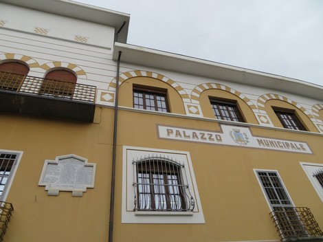 Lapide ai caduti di Bussoleno, situata vicino al Palazzo Municipale. Memoria storica della comunità.