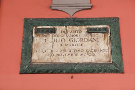 Lapide commemorativa dedicata a Giulio Giordani, martire, con dettagli decorativi.