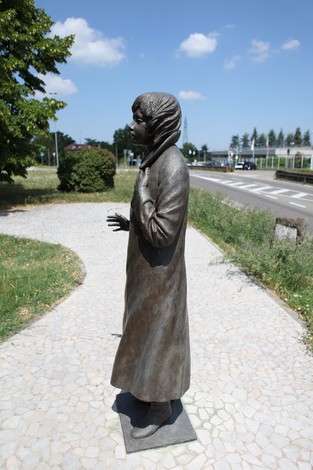 Monumento in bronzo dedicato all'eccidio di Pratomaggiore, raffigurante una figura in atteggiamento pensieroso.