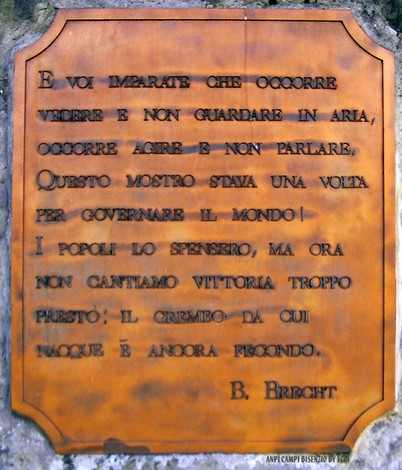 Monumento ai caduti e deportati, dedicato alla memoria e alla riflessione sul passato e le sue lezioni.