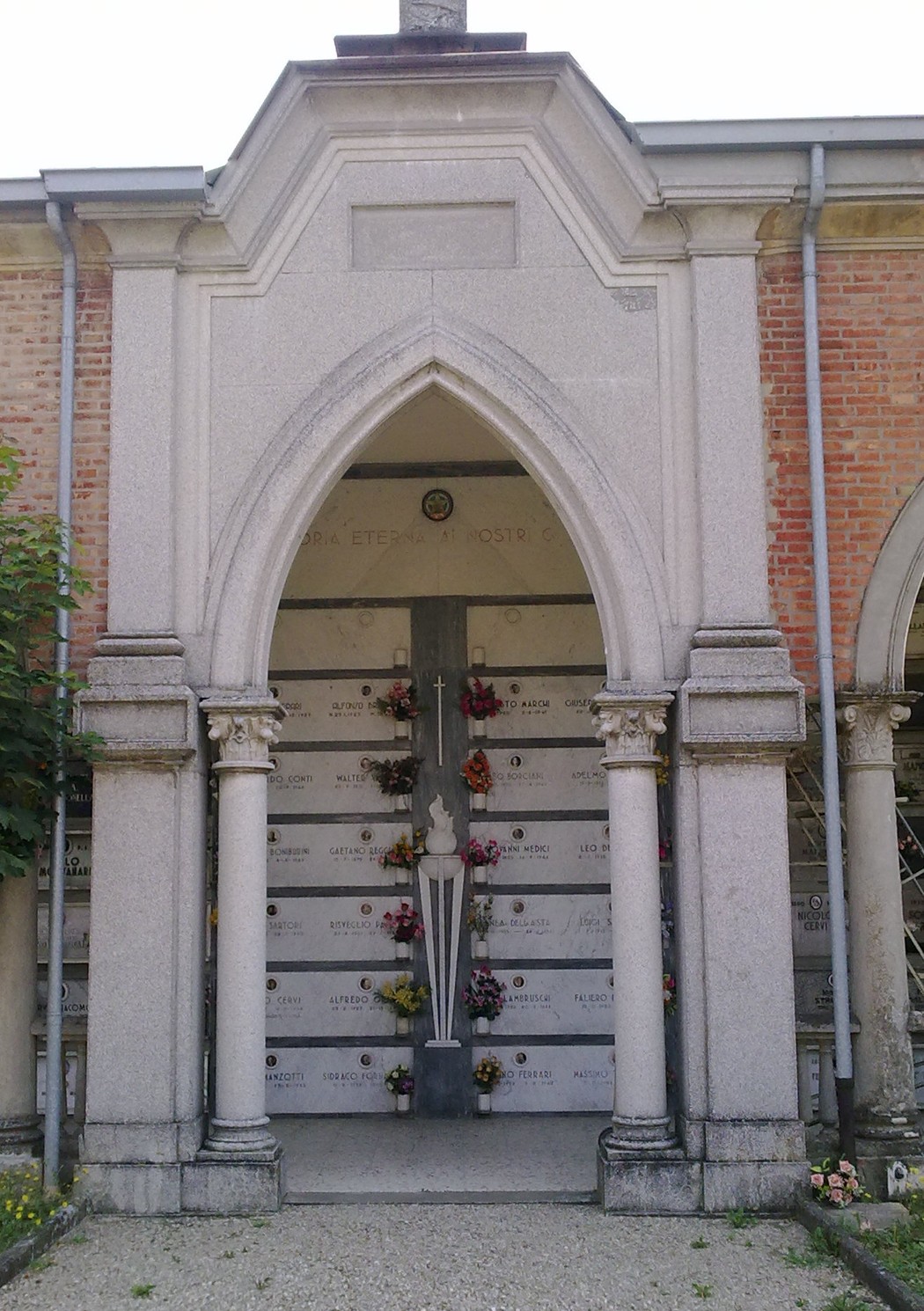 Sacrario dei caduti di Campegine: monumento commemorativo in marmo con fiori, simbolo di memoria e rispetto.