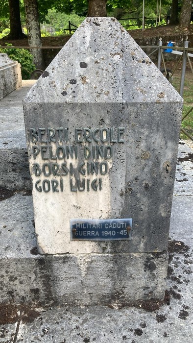 Il Monumento ai caduti di Piteccio, dedicato a eroi locali, presenta una struttura semplice in pietra.