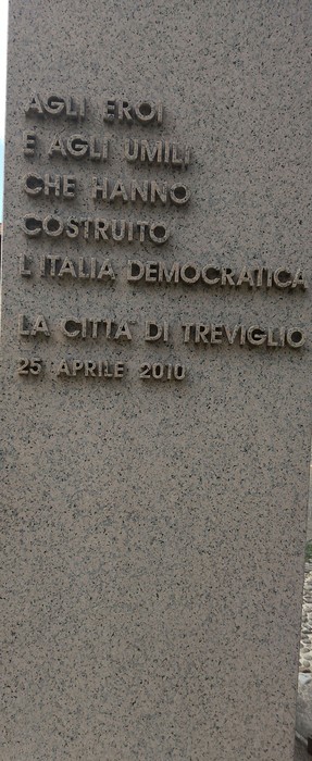 Monumento alla Resistenza a Treviglio, dedicato a coloro che hanno contribuito alla costruzione dell'Italia democratica.