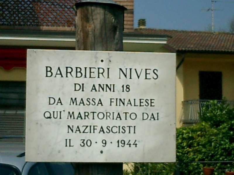 Targa commemorativa in memoria di Barbieri Nives, vittima del nazifascismo, situata in un'area residenziale.