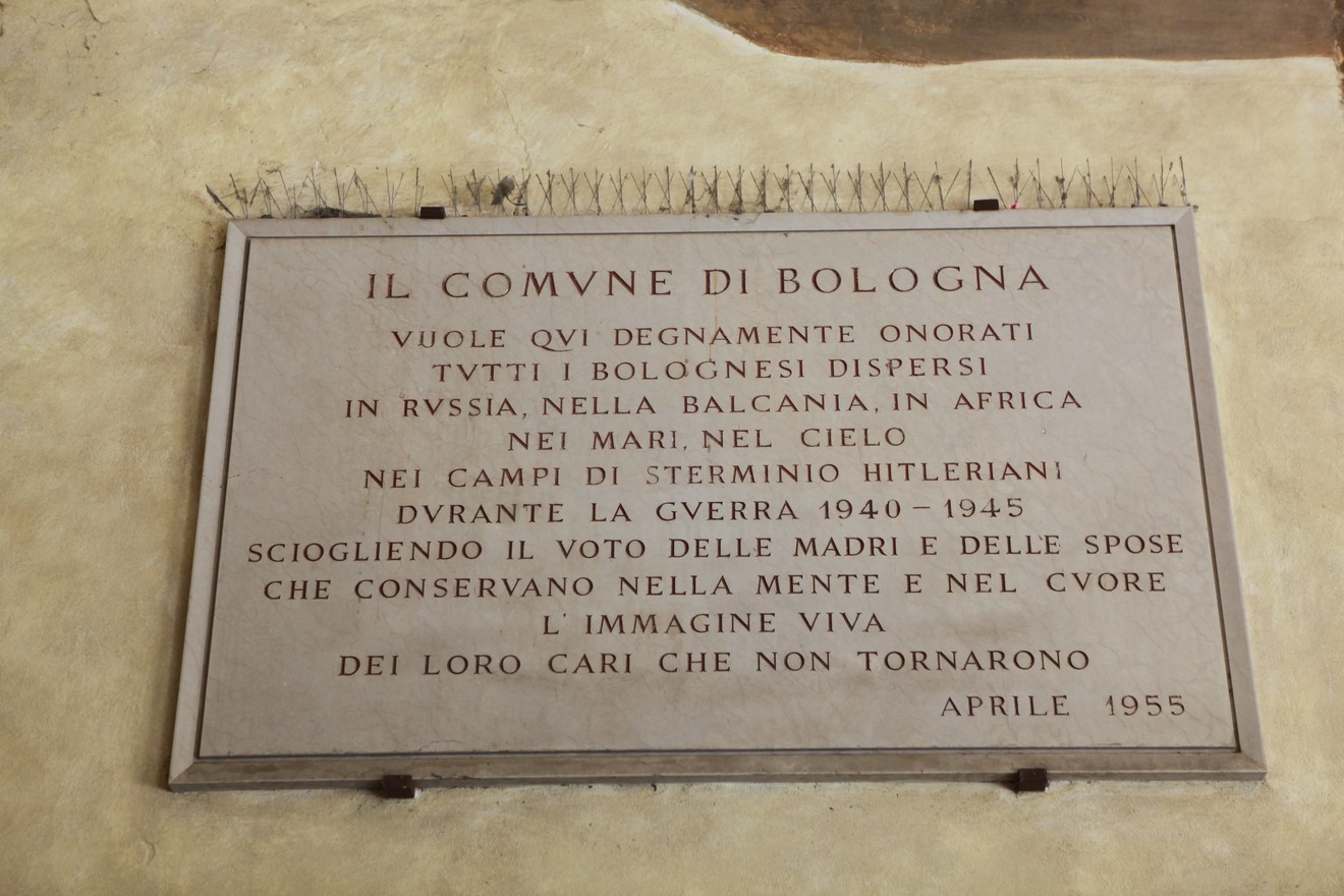 Lapide commemorativa dedicata ai bolognesi caduti all'estero nel 1940-1945. Riconoscimento e memoria storica.