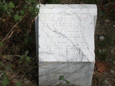 Cippo commemorativo che ricorda tre partigiani ignoti, simbolo di resistenza e lotta per la libertà.