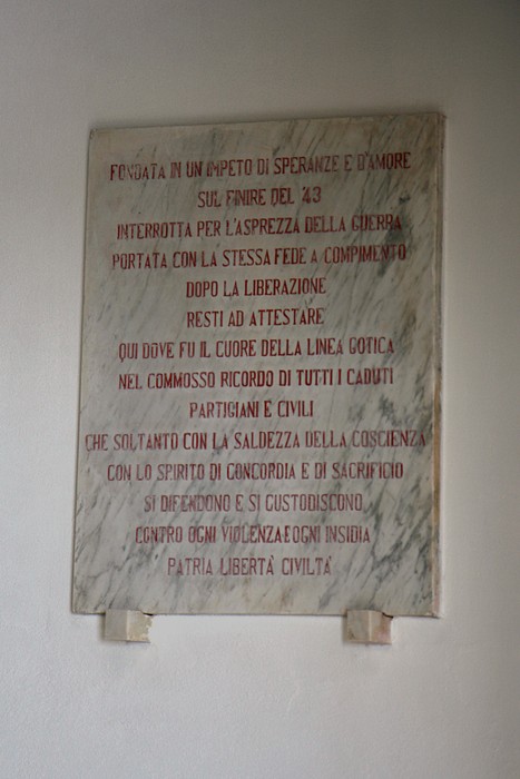 Chiesetta dedicata ai partigiani del Pasquilio, simbolo di resistenza e speranza.