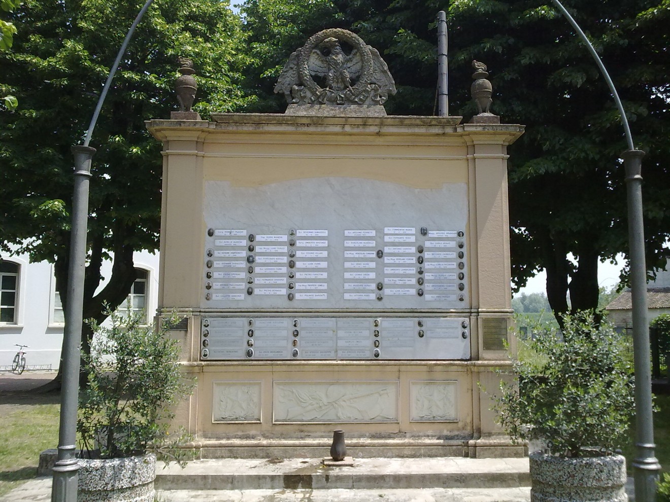Monumento ai Caduti di Santa Vittoria, commemorazione dei soldati caduti in guerra. Resti di architettura storica.