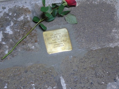 Pietra d'inciampo ad Ascoli con rose, commemorativa di una vittima della persecuzione.