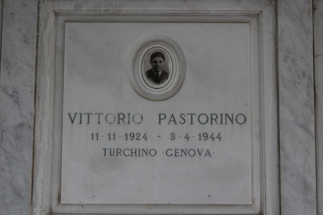 Sacrario dei partigiani di Torbella con targa in memoria di Vittorio Pastorino.