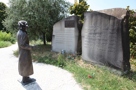 Monumento commemorativo con scultura e lastre incise, dedicato all'eccidio di Pratomaggiore.