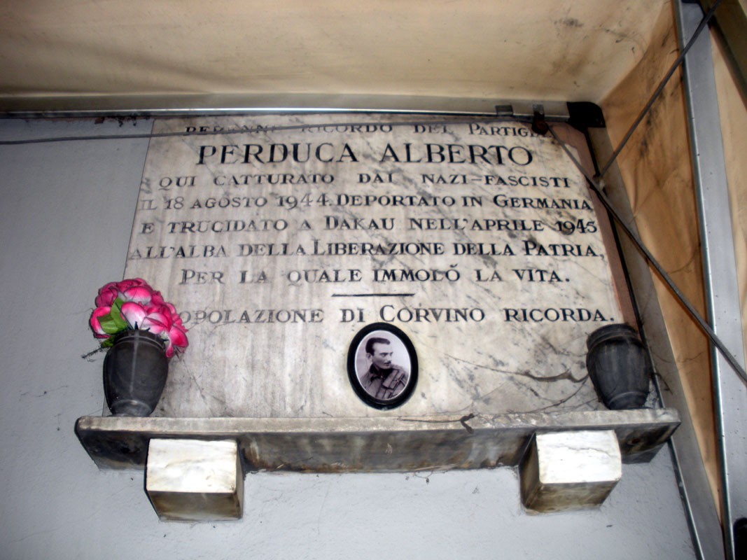 Lapide commemorativa a Perduca Alberto, vittima dei nazifascisti durante la Seconda Guerra Mondiale.