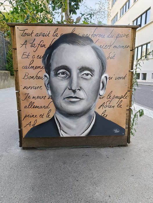 Targa commemorativa del Gruppo Manouchian, con ritratto e citazione evocativa sul contributo alla resistenza.