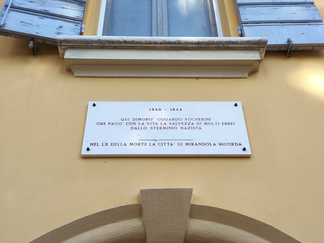 Lapide commemorativa dedicata a Odorico Focherini, onore agli ebrei vittime dello sterminio nazista.