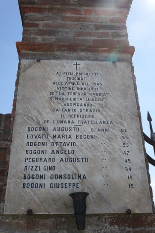 Lapide commemorativa delle vittime della Fattoria Bogoni, eretta in ricordo degli eventi del 1945.