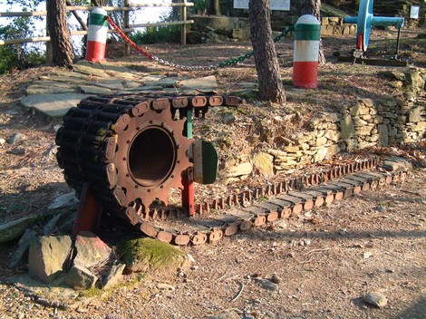 Tracciato di un cingolo in un'area verde, simbolo della Resistenza al Monte Brugiana. Scorci di natura e storia.