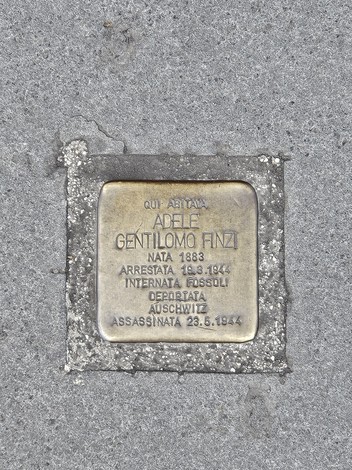 Pietra d'inciampo dedicata a Adele Gentilomo Finzi, commemorando la sua storia tragica.