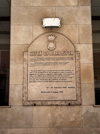 Lapide commemorativa per la medaglia d'oro al merito civile di Barletta. Riconoscimento del coraggio heroico.