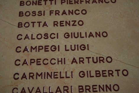 Lapide commemorativa dedicata ai caduti della Zona 11, in memoria dei cittadini valorosamente sacrificati.