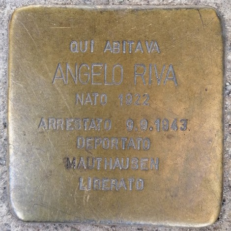 Pietre d'inciampo commemorative dedicate ad Angelo Riva, vittima della deportazione.