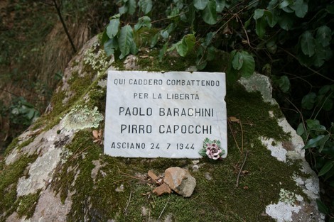 Lapide commemorativa a Paolo Barachini e Pirro Capocchi, caduti per la libertà ad Asciano il 24 luglio 1944.