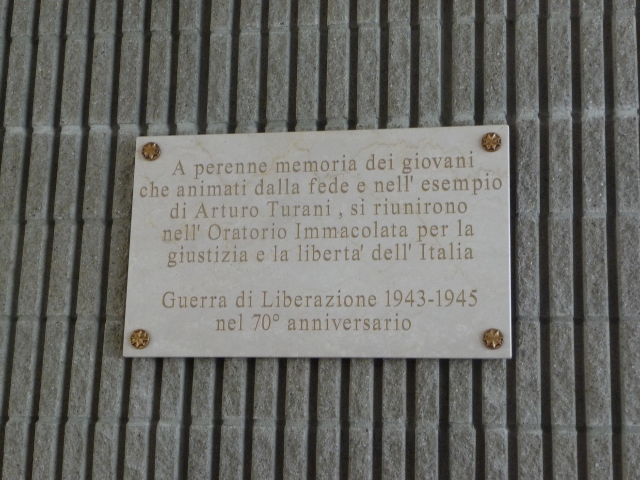 Lapide commemorativa in memoria della Banda Turani, dedicata ai giovani della Guerra di Liberazione 1943-1945.
