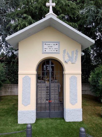 La Cappella dei martiri di Trecella, un piccolo luogo di culto con dettagli architettonici semplici e decorazioni sobrie.