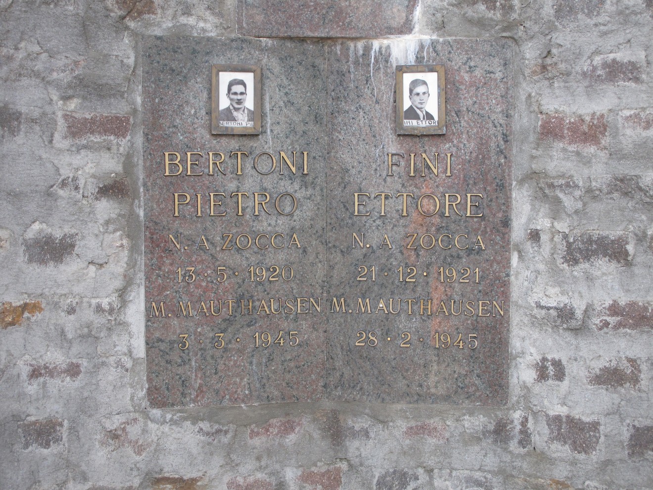 Monumento ai deportati di Ca' Bortolani con nomi e foto in memoria di vittime della deportazione.