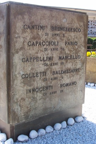 Monumento commemorativo dedicato ai bambini del collegino di Colonnata, con nomi e anni di vita incisi.