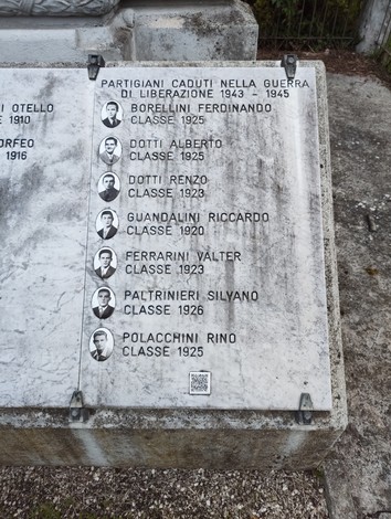 Monumento ai caduti di Quarantoli, con targhe commemorative per i partigiani del 1943-1945.
