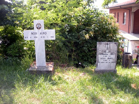 Croce a Bosi con due tombe, immersa nel verde, che ricorda Aldo e Mario Bosi.