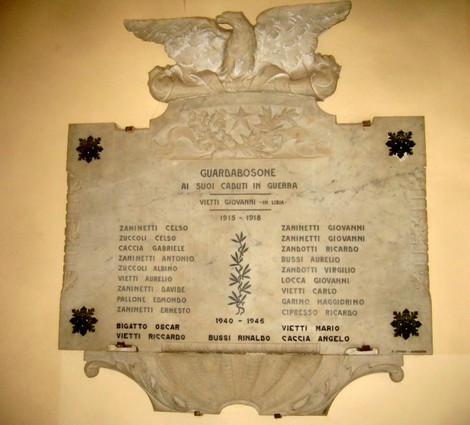 Lapide commemorativa ai caduti di Guardabosone, con nomi di soldati delle guerre 1915-1918 e 1940-1945.