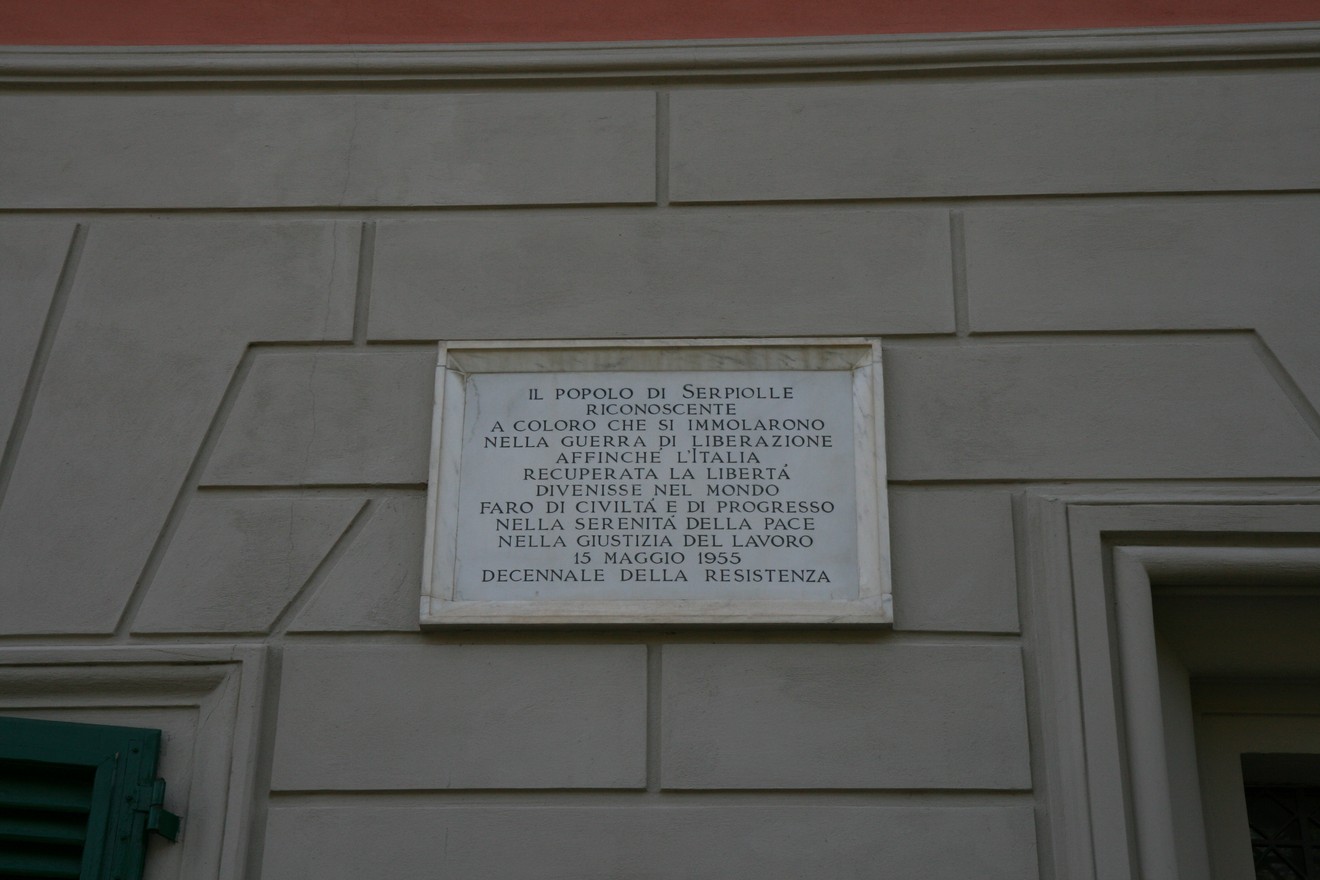 Lapide commemorativa ai caduti di Serpiolle, dedicata ai coloro che hanno sacrificato la vita per la libertà.