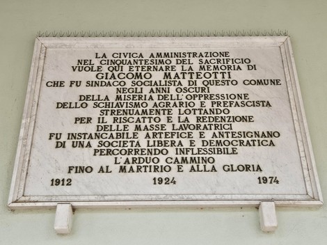 Lapide commemorativa dedicata a Giacomo Matteotti, simbolo di lotta per la libertà e la democrazia.