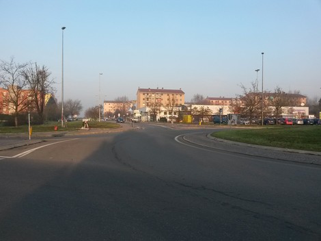 Vista della rotonda a Cazzamali, con edifici e spazi verdi circostanti in una giornata di sole.