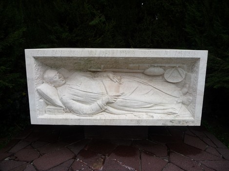 Monumento funebre a Zambianchi, raffigurante una figura distesa in marmo con dettagli eleganti e decorativi.