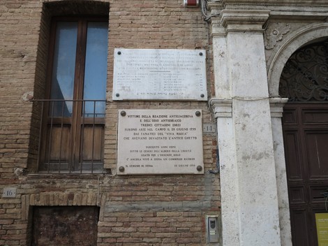 Lapide commemorativa dedicata alle vittime senesi dei campi di sterminio.
