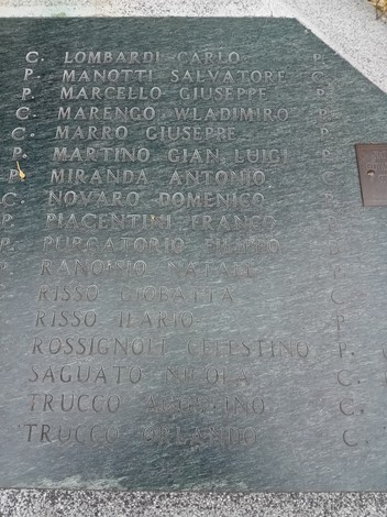 Monumento alla Resistenza, commemorazione dei caduti con nomi incisi su una parete di pietra.