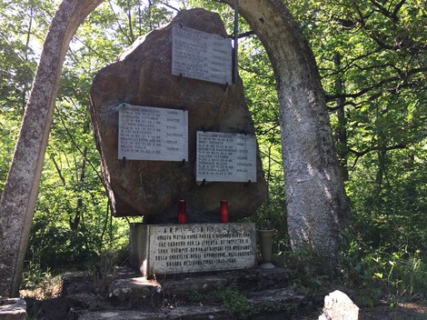 Monumento ai partigiani, in memoria dei caduti per la libertà, circondato da natura e commoventi iscrizioni.