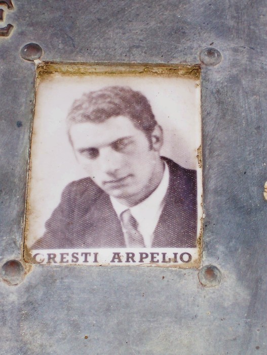 Monumento commemorativo per Crespi e Ristori, con un'immagine storica di Arpelio.