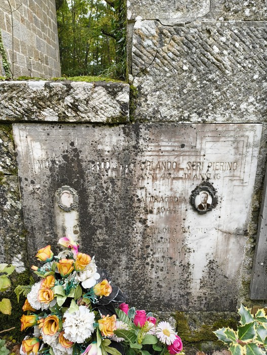 Sepolcri delle vittime di Giuncheto, con fiori e simboli di commemorazione in un contesto suggestivo.