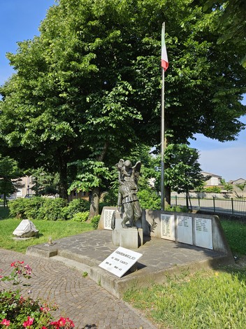 Monumento ai Caduti di Guardamiglio, dedicato ai soldati con statue e targhe commemorative, immerso nel verde.