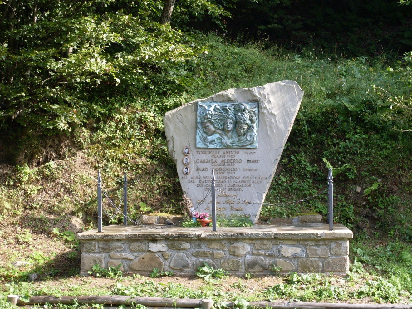 Monumento commemorativo dedicato a Tondelli, Cassala e Sassi, immerso nella natura circostante.