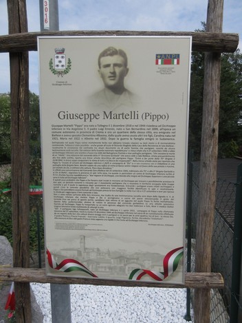 Cippo commemorativo dedicato a Giuseppe Martelli, figura significativa della resistenza italiana.
